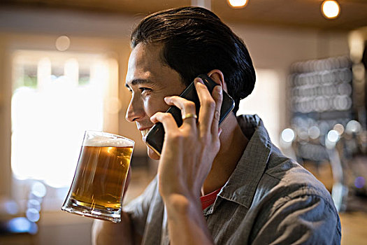 男人,啤酒,交谈,手机,餐馆,微笑