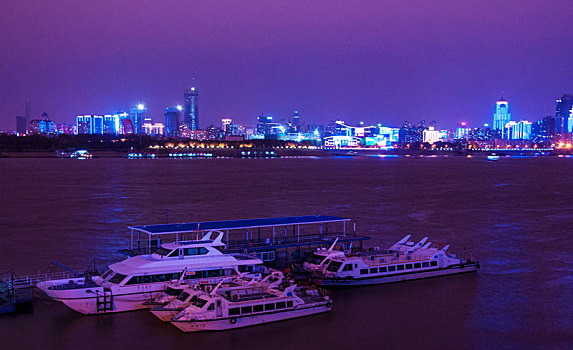 武汉江边的夜色