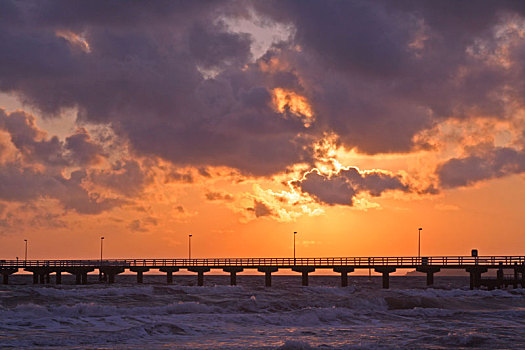 晨曦中的波罗的海栈桥