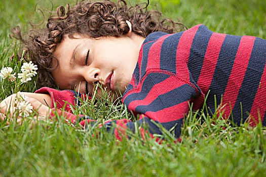 男孩,睡觉,草地,拿着,花