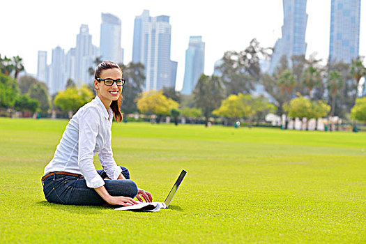 高兴,年轻,学生,女人,笔记本电脑,城市公园,学习