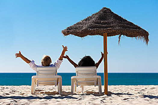 坐,夫妇,太阳,椅子,伞,遮阳伞,海滩,伸展,手臂,感觉,自由