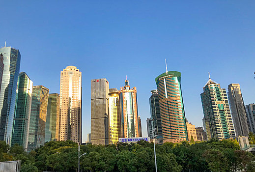 上海陆家嘴金融区银行大楼建筑群全景
