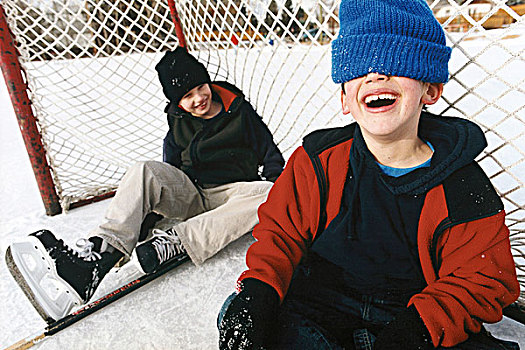两个男孩,坐,曲棍球网,户外,滑冰场,笑