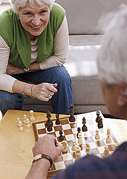 老年,夫妻,玩,下棋,在家