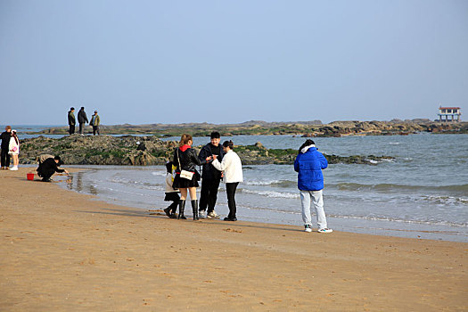 阳春三月暖意浓,游客漫步海滩放飞心情