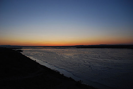 冬天的黄河黄昏和结冰的河面