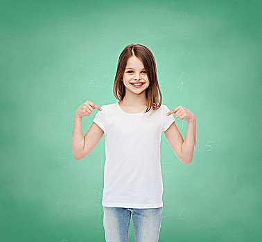广告,手势,教育,孩子,人,微笑,女孩,白色,t恤,指向,手指,上方,绿色,棋盘,背景