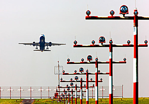 飞机跑道,降落,正面,英国,航空公司,空中客车,杜塞尔多夫,国际,机场,北莱茵威斯特伐利亚,德国,欧洲