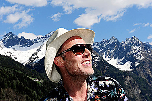 男人,戴着,草帽,墨镜,提洛尔,山峦,奥地利,欧洲