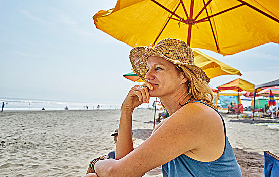 女性,游客,坐,海滩伞,阿雷基帕,秘鲁