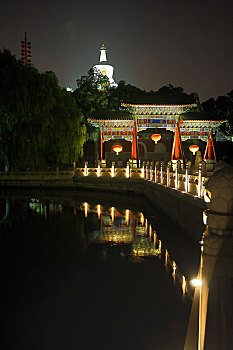 北京北海公园永安桥和白塔夜景