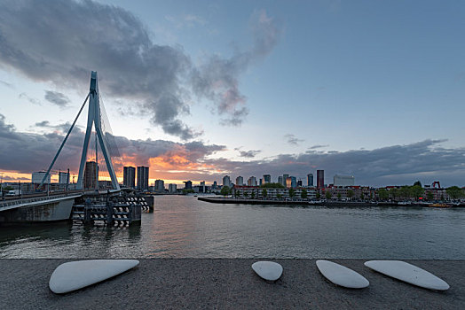 荷兰鹿特丹夕阳西下的伊拉斯缪斯大桥和高楼大厦