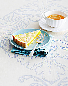 柠檬糕点,叉子,蓝色背景,盘子,杯碟,药茶,桌布,棚拍