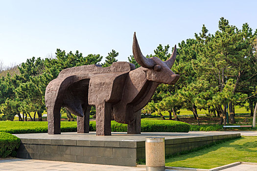 中国山东省青岛雕塑园内铁牛雕塑