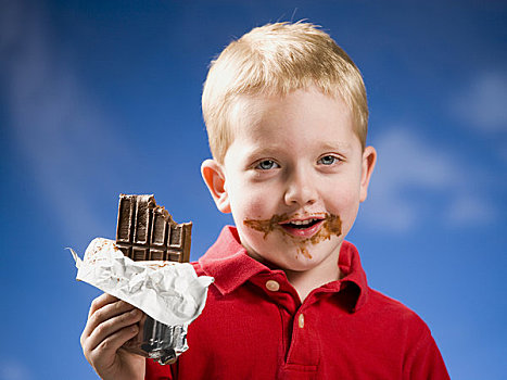 男孩,吃,巧克力块,蓝天