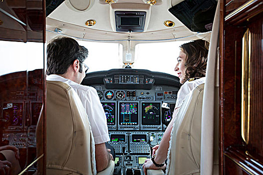 后视图,男性,女性,飞行员,交谈,驾驶室,私人飞机