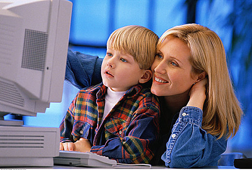 母亲,儿子,用电脑