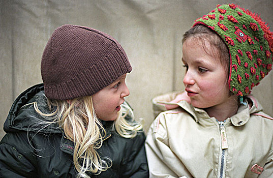 两个女孩,帽