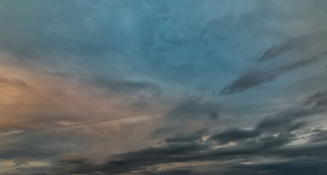 黄昏天空中漂浮的蓝色晚霞彩云自然景观