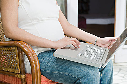 孕妇,坐,扶手椅,笔记本电脑