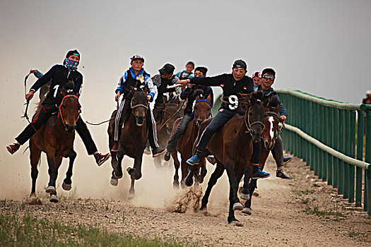 哈萨克族赛马