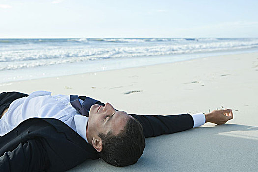 商务人士,躺着,沙子,海滩
