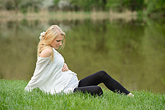 年轻,孕妇,坐,草地