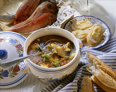 法国,鱼汤,浓味鱼肉汤,蒜泥蛋黄酱,法棍面包
