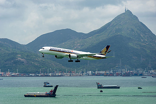 一架新加坡航空的客机正降落在香港国际机场