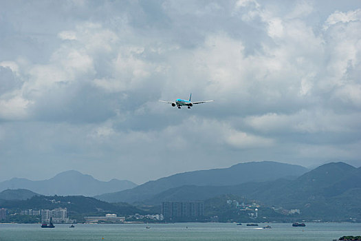 一架大韩航空的客机正降落在香港国际机场