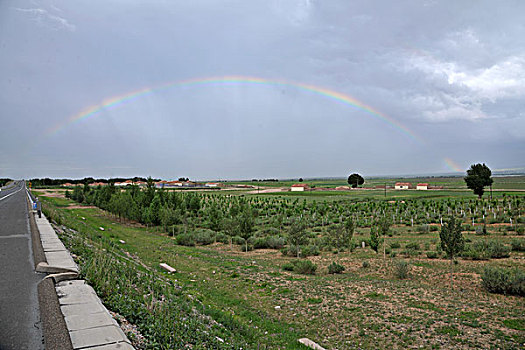 内蒙古自治区锡林浩特公路上的彩虹
