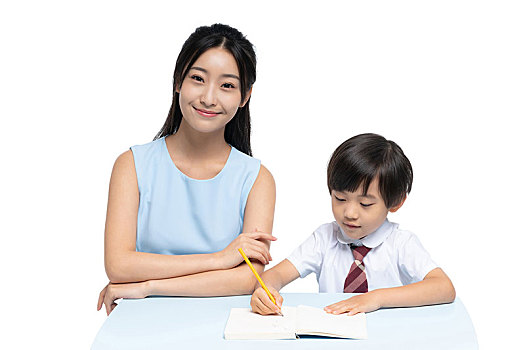 年輕女老師輔導小男孩學習