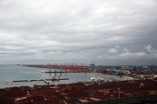 山东省日照市,8号台风,巴威,威力巨大,大风暴雨轮番来袭,万吨巨轮躲在锚地避风