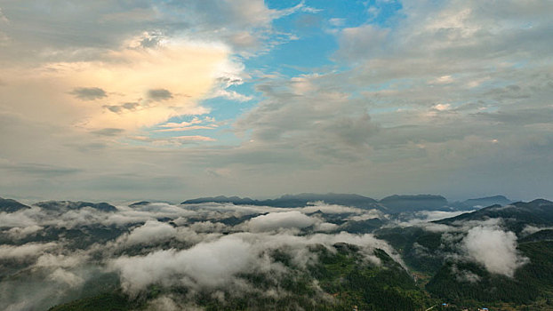 重庆酉阳,西边日落东边雨,山色空蒙景亦奇