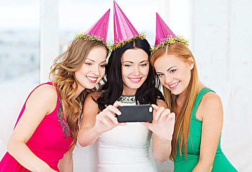 庆贺,朋友,单身派对,生日,概念,三个,微笑,女人,粉色,帽子,乐趣,智能手机,相机
