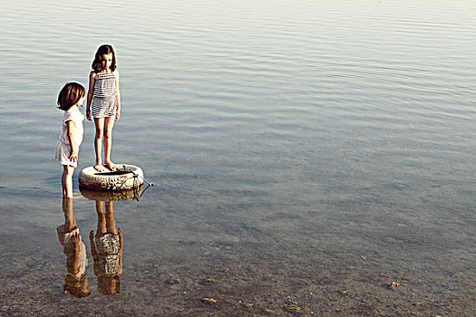 两个女孩,站立,湖