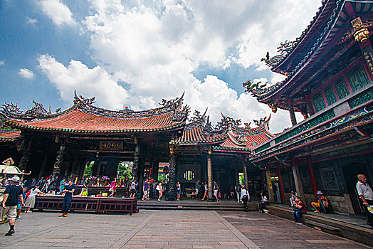 台湾台北著名的寺庙,百年历史的龙山寺,传统的中国式庙宇建筑