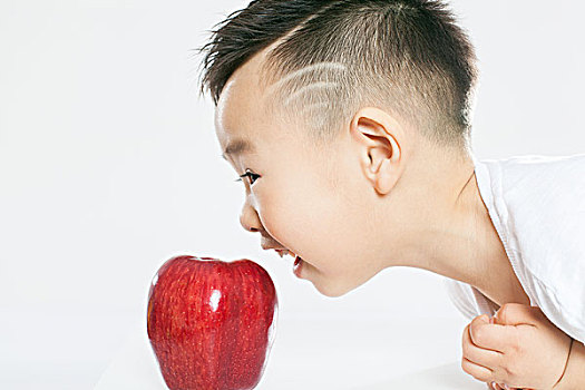 吃水果的亚洲儿童