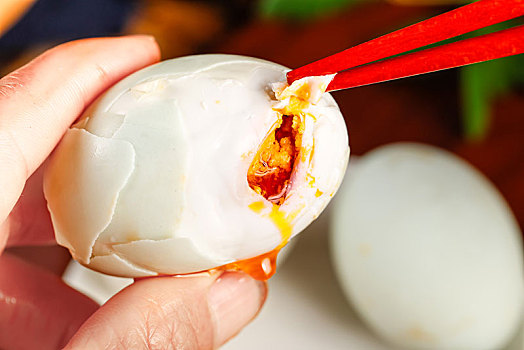 筷子夹着海鸭蛋