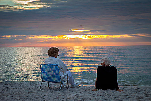 中老年俩人夕阳图片图片