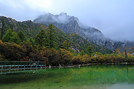 四川亚丁风景区珍珠海