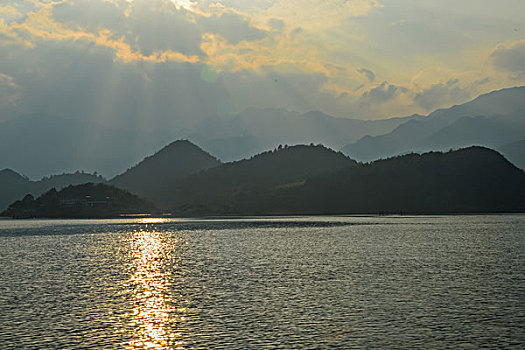 游艇,黄色天空,湖,浪花,水痕,波纹,快艇,船,山,山脉,射光,耶稣光