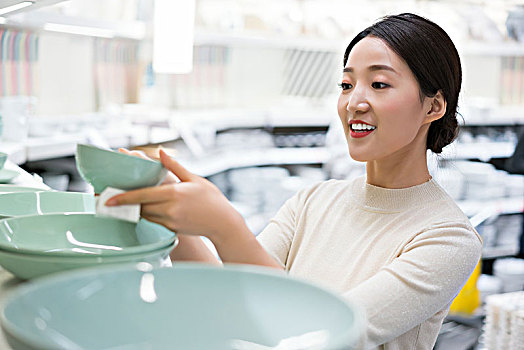 年轻女子选购家居用品