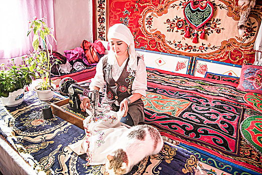 新疆,少数民族,女人,缝纫机,手工,猫