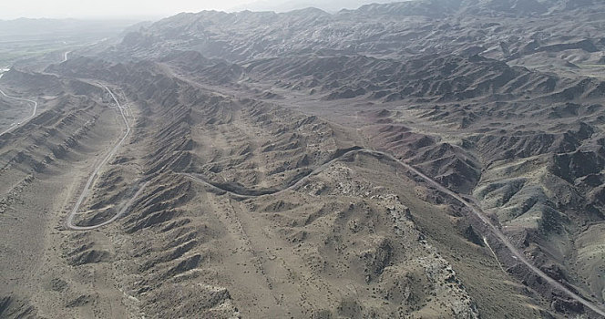 新疆哈密,航拍天山山区的地质构造与山区公路