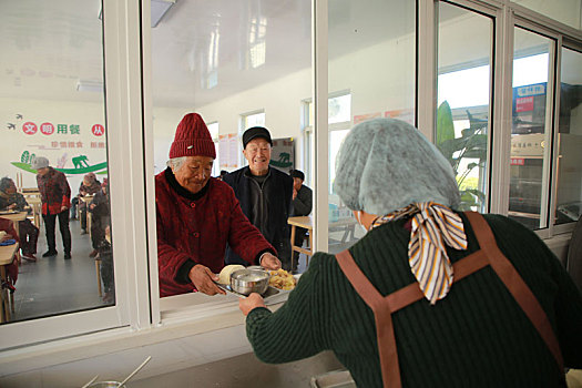 山东省日照市,爱心食堂让老人吃上免费午餐