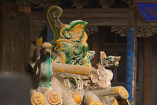 山西介休后土庙由钟楼拍戏台上的琉璃脊兽