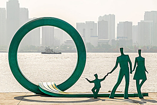 武汉汉口江滩公园雕像,一家三口牵手
