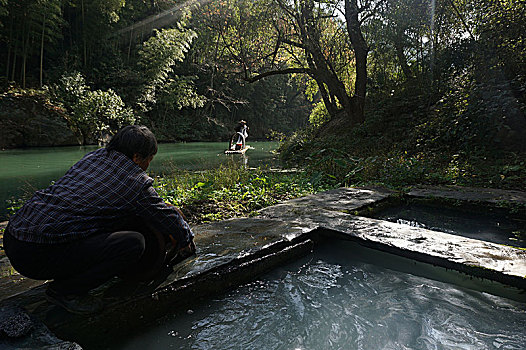 农妇溪边池塘洗刷
